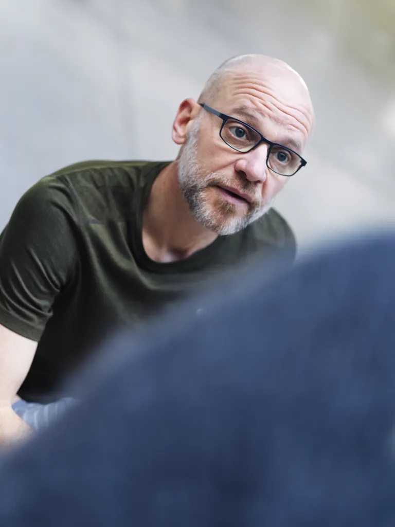 Presto-rådgiver i samtale om sikkerhedsløsninger